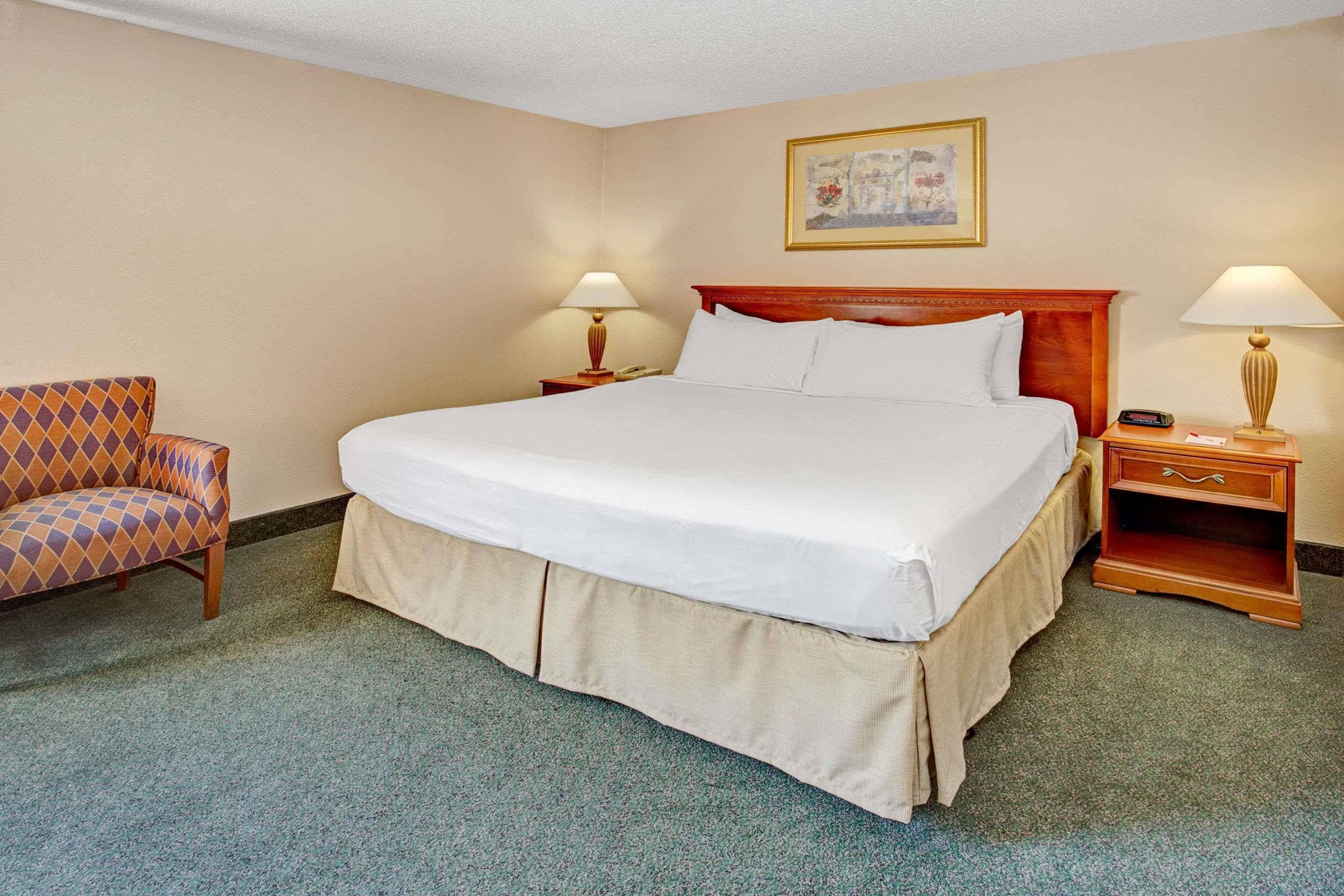 Holiday Inn Indianapolis - Airport Area N By Ihg Exterior photo